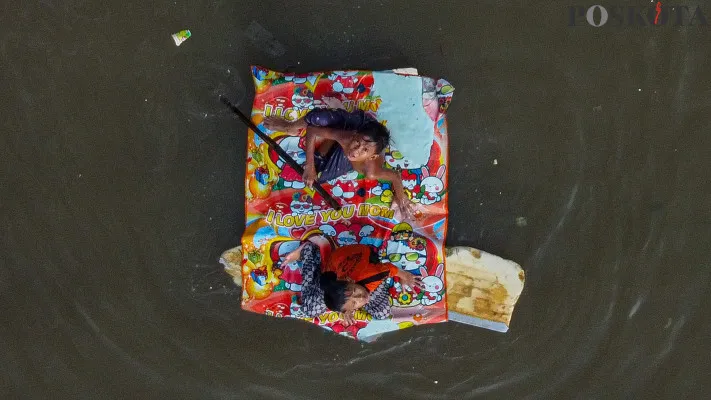 Keceriaan Anak-Anak Jadikan Banjir Rob Sebagai Wahana Bermain Air