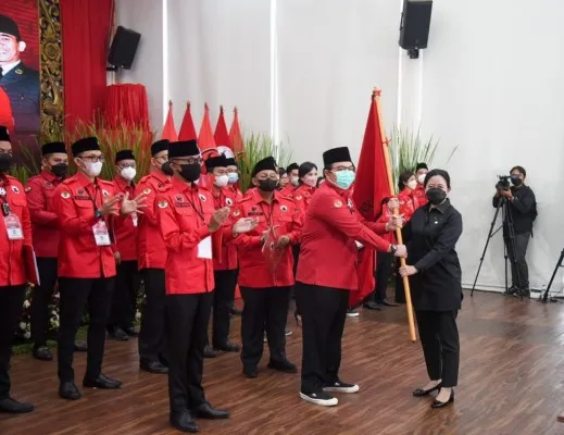 DPP PDIP bidang politik dan hubungan antarlembaga Puan Maharani saat melatik BMI. (ist)