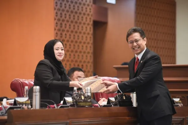 Foto: Ketua DPR RI Puan Maharani Pimpin Pengesahan UU Kesehatan bersama Menteri Kesehatan RI Budi Gunadi Sadikin (Ist.)