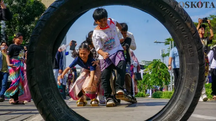 Sejumlah anak-anak beraktivitas di Kawasan Kota Tua Jakarta. (Poskota/Ahmad Tri Hawaari)
