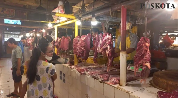  Pedagang daging di Pasar Tomang Barat, Grogol Petamburan, Jakarta Barat. (Foto: Pandi)