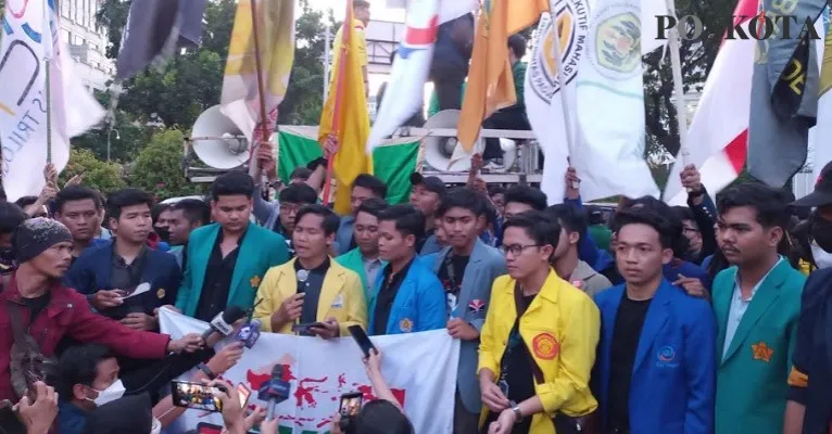 Aliansi BEM SI menutup aksi demonstrasi, tapi bukan yang terakhir. Tanggal 20 Oktober Presiden Joko Widodo diminta hadir di sidang rakyat. (Foto: adam/poskota)