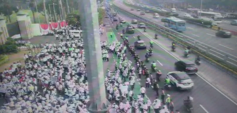 Massa  Nakes  saat demo di depan Gedung (TMC Polda Metro Jaya)