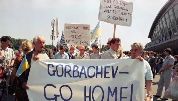 Demo ratusan warga Ukraina yang mengusir Pemimpin Uni Soviet Mikhail Gorbachev di Bandara Kyiv pada 5 Juli 1991 ketika akan bertemu dengan Kanselir Jerman Helmut Kohl.