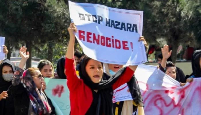 Perempuan Hazara Afghanistan berdemonstrasi menentang terorisme.