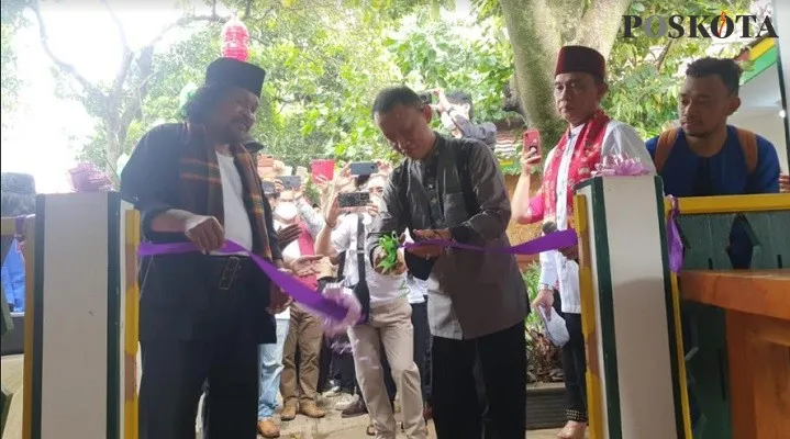 H.Nuroji, anggota Komisi X DPR (kiri) bersama tokoh masyarakat menggunting pita meresmikan  Betawi Ngoempoel Creative Center (BNCC). (Foto: angga)