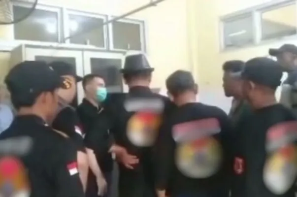 Tangkapan layar, sekelompok orang yang mengatasnamakan organi masyarkat tertentu saat mendatangi Puskesmas Leuwisadeng, Kabupaten Bogor. (WhatsApp Grup)