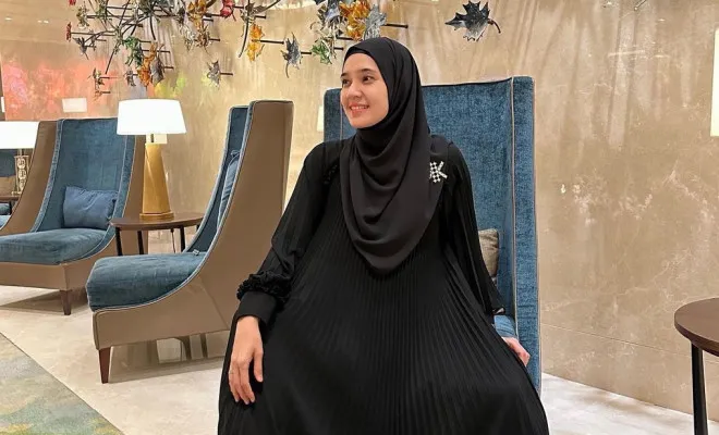 Artis Dhini Aminarti mengungkapkan perjalanan hijrahnya berhijab ditengah-tengah polemik pelarangan hijab Paskibraka 2024. (Instagram @dhihiaminarti)