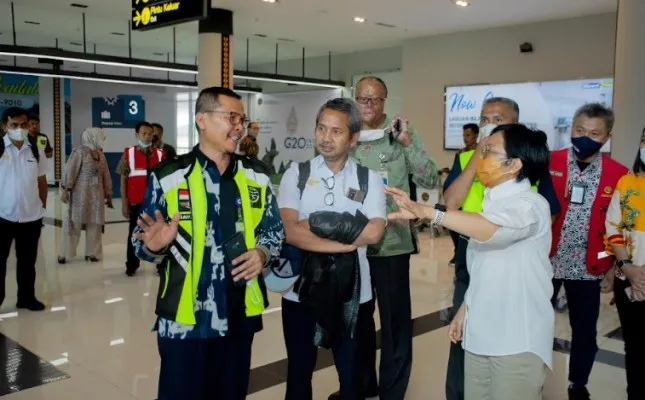 Direktur Jenderal Perhubungan Udara M. Kristi Endah Murni saat tinjau bandara Komodo. (ist)