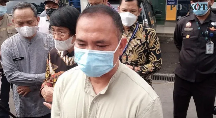 Pakai masker biru, Direktur RSUD Kota Bekasi, Kusnanto. (Ihsan Fahmi)