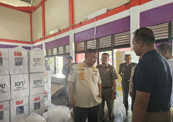 Di Kabupaten Tangerang, pendistribusian logistik Pemilu 2024 bergulir. (Veronca)