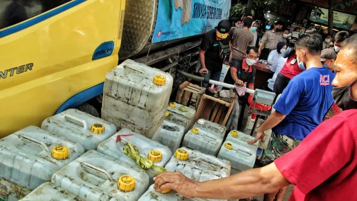 Distribusi Minyak Goreng Curah di Pasar Kebayoran Lama