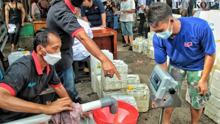 Distribusi Minyak Goreng Curah di Pasar Kebayoran Lama. (dok Poskota)