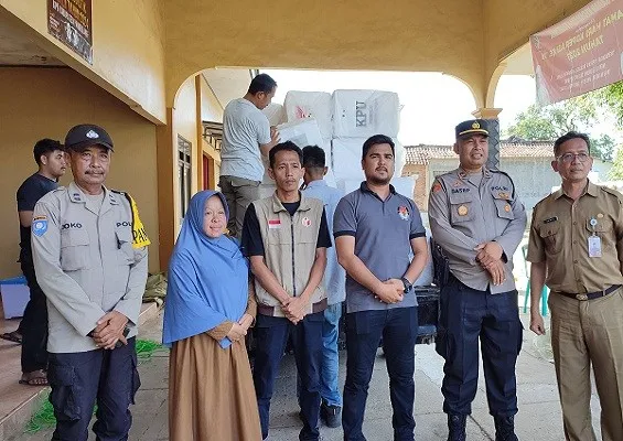 Kepolsian Sektor Pagelaran kawal pendistribusian logistik Pemilu dari PPK ke setiap PPS di wilayah Pagelaran. (samsul fatoni)