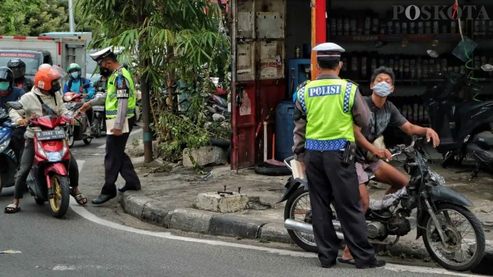 Petugas kepolisian akan melakukan tilang langsung kepada pelanggar lalu lintas.(Foto: Ahmad Trihawaari)