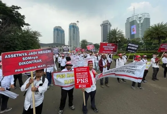 Para Dosen Unsika bergabung dengan dosen PTN baru lainnya berujuk rasa di Istana Negara.