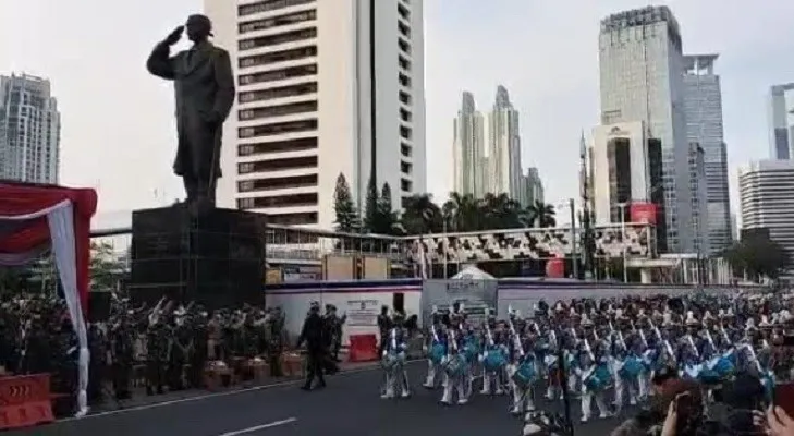 Gabungan Akademi TNI yang tergabung dalam Drumband menggelar konvoi drumband dari jalan Jenderal Surdirman.