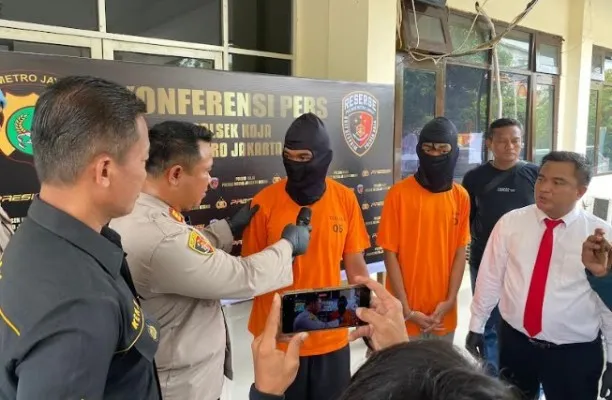 Kapolsek Koja AKP Anak Agung Dwipayana saat menginterogasi kedua pelaku pembunuh remaja. (ist)