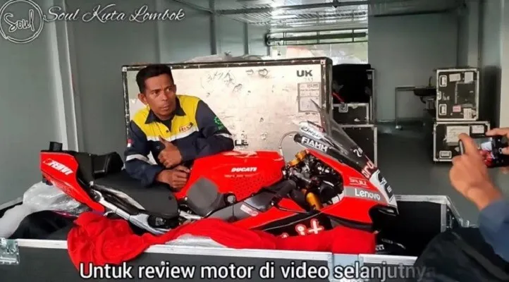 Salah satu adegan di video pemeriksaan motor balap Ducati. (Foto: tangkapan layar)