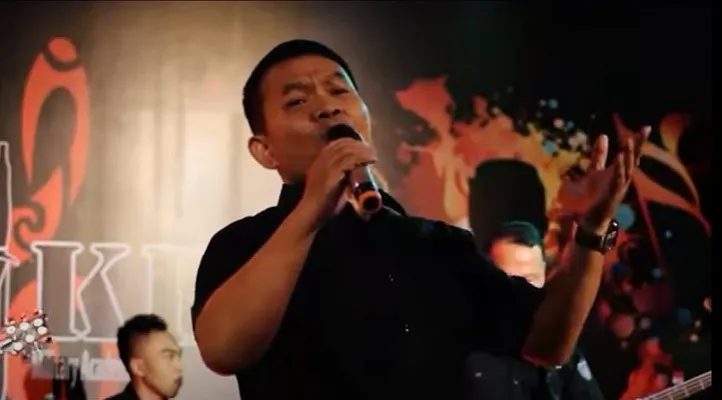 KSAD Jenderal TNI Dudung Abdurachman saat menyanyikan lagu Cidro, karya Didi Kempot. (foto/tangkapan layar Youtube)