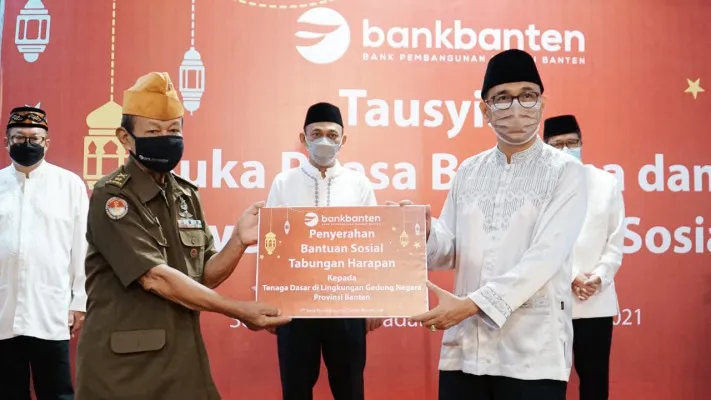 Secara simbolis Direktur Utama Bank Banten memberikan bantuan sosial kepada veteran (foto istimewa)