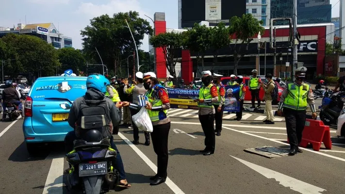 Dit Lantas Polda Metro Jaya melaksanakan Ops Patuh Jaya 2021 (foto/twitter-@tmcpoldametro)