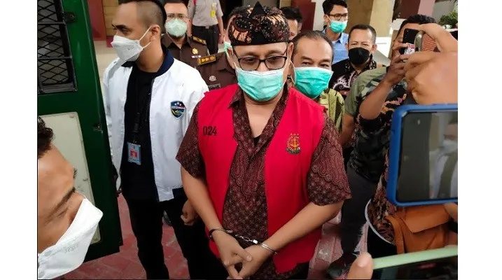 Edy Mulyadi saat proses pelimpahan berkas di Kejaksaan Negeri Jakpus (foto: ist)