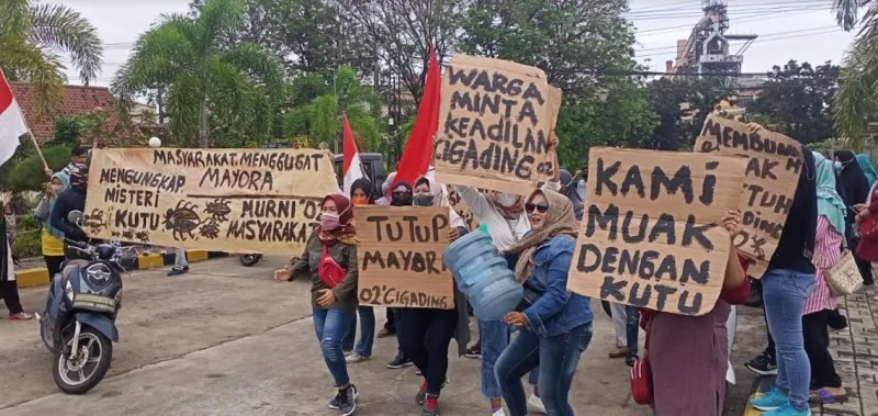 Warga dari Kelurahan Tegal Ratu, Kecamatan Ciwandan saat berunjukrasa di pabrik pembuatan tepung PT Nutrindo Bogarasa. (ist)