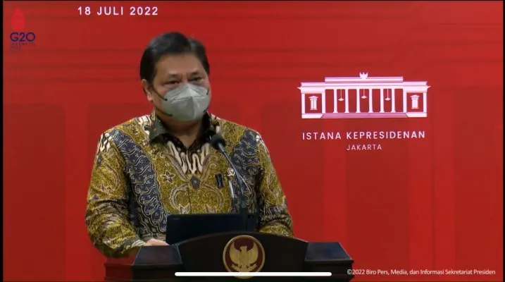 Menteri Koordinator Bidang Perekonomian Indonesia Airlangga Hartanto dalam Keterangan Pers Rapat Terbatas Evaluasi PPKM di Istana Kepresidenan Jakarta, Senin (18/07). (Foto: BPMI Sekretariat Presiden)