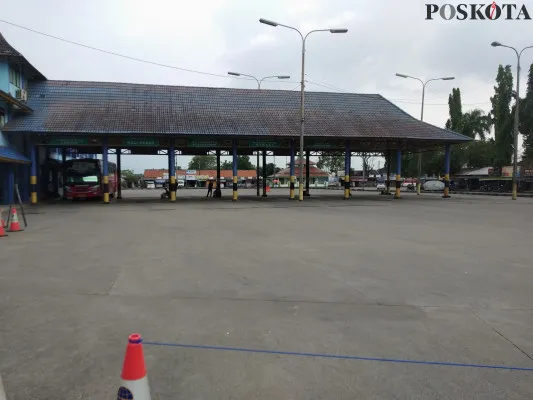 Kondisi terminal Pakupatan sepi setelah pemberlakuan larangan mudik (foto: Luthfi)