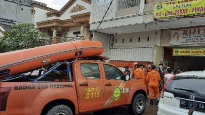 Badan Sar Nasional melakukan pencarian balita hilang terbawa arus. (foto: dok/poskota lampung)