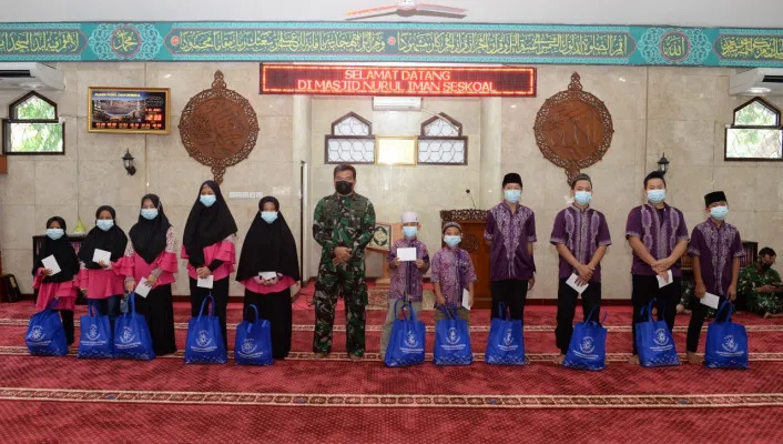 Seskoal berbagi kepada anak yatim dan dhuafa. (foto: dok/seskoal)