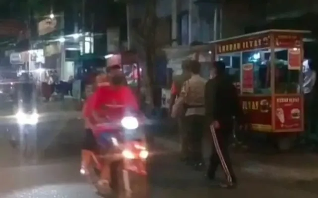 Tiga pilar Kelurahan Pademangan Timur saat melakukan pengawasan terhadap pelanggar PPKM Darurat di Jalan Rajawali. (ist)