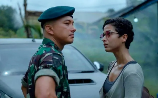 Potongan adegan film Kabut Berduri yang diperankan oleh Putri Marino dan Nicholas Saputra. (X/@TarizSolis)