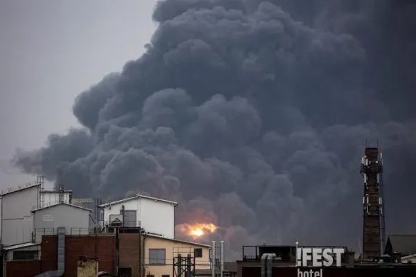 Kebakaran yang diakibatkan dari rudal Rusia di kota Lviv, Perbatasan Ukraina dan Polandia(sumber foto: @nexta_tv/twitter)