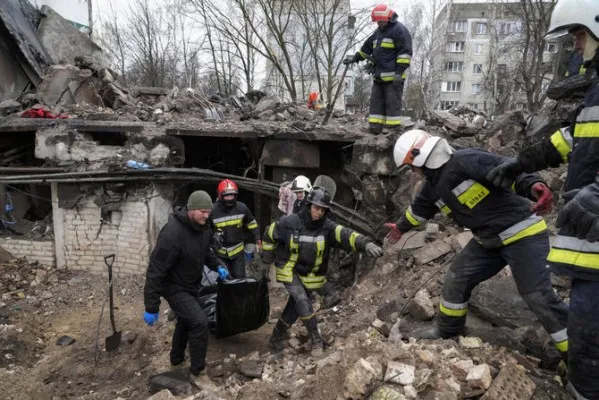 Evakuasi mayat warga Ukraina di kota Buzova, Kyiv(sumber foto: @arabnews/twitter)