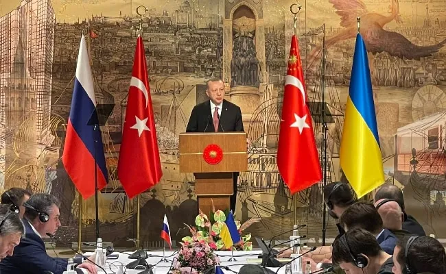 Pertemuan delegasi Rusia dengan Ukraina di Turki, dan dihadiri oleh Presiden Turki, Recep Tayyip Erdogan(sumber foto: @ndtv/twitter)