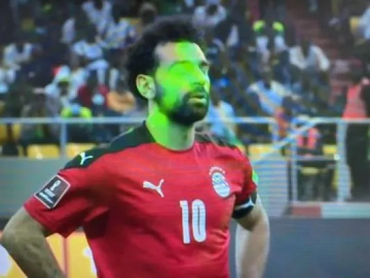 Mohamed Salah menjadi sasaran laser pendukung Senegal di adu penalti.(sumber foto: @EddyDove/twitter)