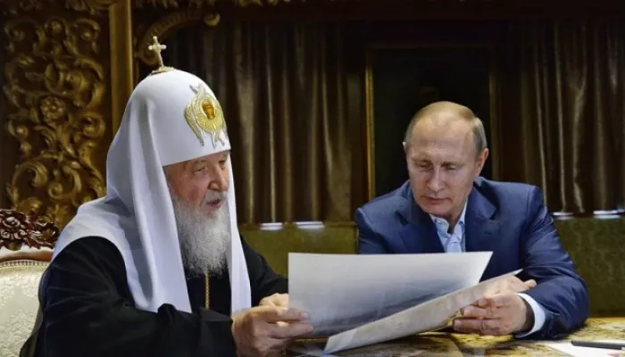 Pemimpin Gereja Ortodoks Rusia Patriark Kirill (kiri) dan Presiden Rusia Vladimir Putin (kanan) (Foto: twitter/now_in_ukraine)