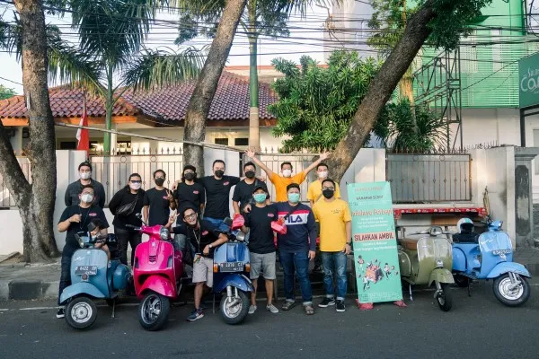 Kolaborasi Pecinta Vespa Bantu Masyarakat Tangerang di Tengah PPKM. (foto/mocaves)