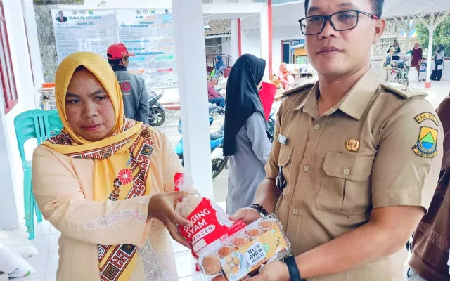 Bansos tambahan dari pemerintah yang ditujukan bagi pemilik NIK KTP yang masuk kategori ini. (Facebook/Pemdesdessasukamekar)