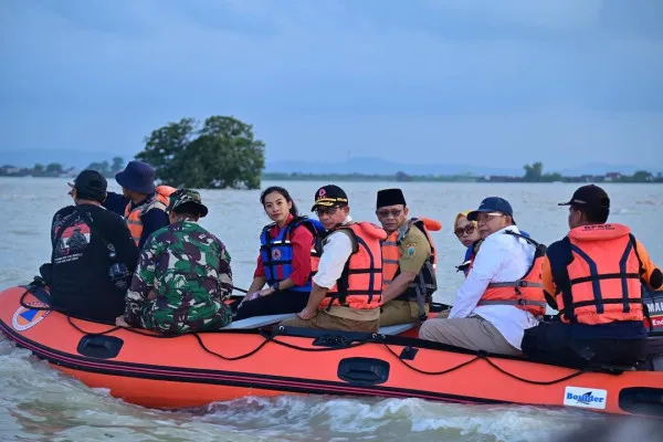 Felicia Amelinda (baju merah) saat meninjau banjir di Kabupaten Demak. Dirinya merupakan korban selamat dari kecelakaan yang menewaskan beberapa temannya. (Instagram/@feliciaamelinda)