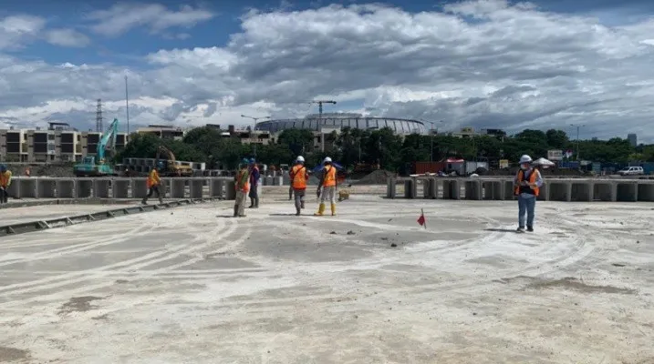 Pembangunan sirkuit Formula E di kawasan Ancol, Jakarta Utara. (foto: poskota/cr01)