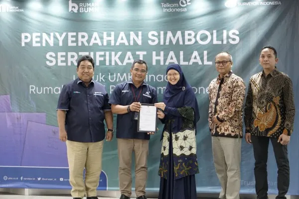 Foto: Kepala PMU Sertifikasi Surveyor Indonesia Afrinal (kedua dari kiri) menyerahkan simbolis sertifikat halal kepada perwakilan UMKM disaksikan Direktur Komersial Surveyor Indonesia Saifuddin Wijaya (paling kiri), Deputy EVP SOE Service Telkom, Fajar Wibawa (kedua dari kanan) dan SM Rumah BUMN Telkom Adrian Sani Harahap di Jakarta. (Ist.)