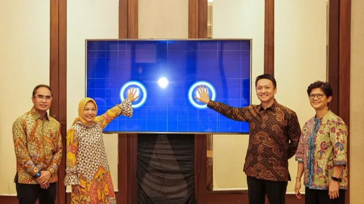 Foto: Direktur Group Business Development Telkom, Honesti Basyir; Direktur Utama AdMedika, Dwi Sulistiani; CEO KlikDokter, Hendra Tjong; Presiden Komisaris Kalbe Farma, Irawati Setiady saat peluncuran layanan telemedis tanpa uang tunai, kolaborasi antara AdMedika & KlikDokter beberapa waktu yang lalu. (Ist.)