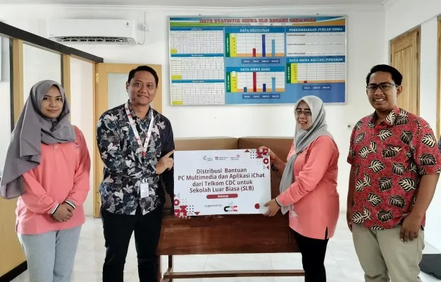 Foto : Penyerahan simbolis bantuan PC Multimedia dan Aplikasi i-CHAT dari perwakilan Community Development Center Telkom kepada Sekolah Luar Biasa (SLB) Negeri Gedangan, Sidoarjo, Jawa Timur, beberapa waktu yang lalu. (Ist.)