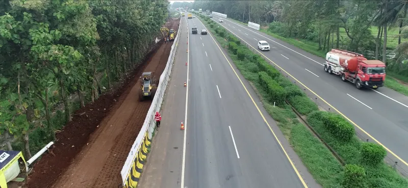 Suasana pembangunan penambahan 1 lajur Serang Barat Tol Tangerang-Merak. (Dok. Astra Infra)