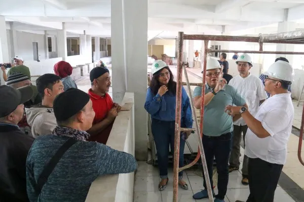 Foto: Ketua Komisi II DPRD Kota Bogor Anita Primasari Mongan bersama anggota Komisi II, Sopian Ali Agam, mengecek peta rencana pembangunan Pasar Jambu Dua. (Dok. DPRD Kota Bogor)