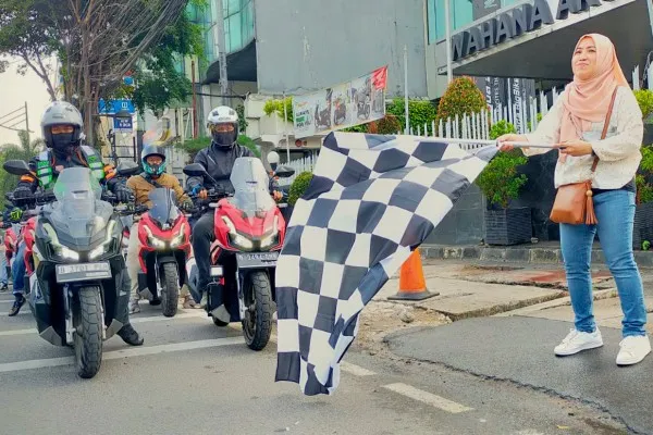 Group Head of Corporate Communication, Diana Anggraini, melepas Green Touring Wahana Artha Group di Jalan Gunung Sahari, Jakarta, Jumat 28 Juli 2023. Foto: Dok Ist.