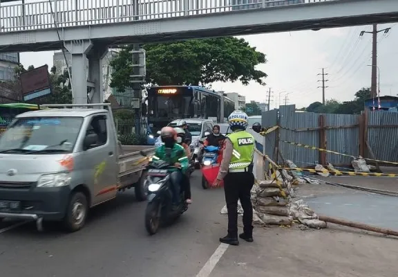 Jalan ambles Daan Mogot sudah diperbaiki. Foto: TMC Polda Metro Jaya